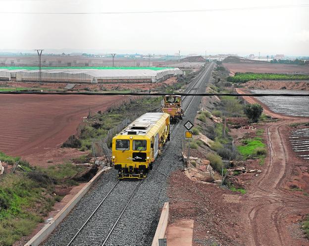 Cartagena recupera el tráfico de trenes con Murcia un mes después de la DANA