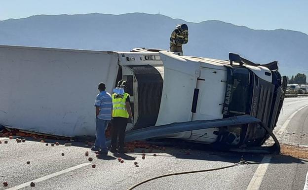 Un camión se salta la mediana y genera varios kilómetros de atasco en la A-7