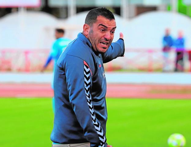«En la Segunda B o te adaptas o estás muerto», recuerda Adrián Hernández
