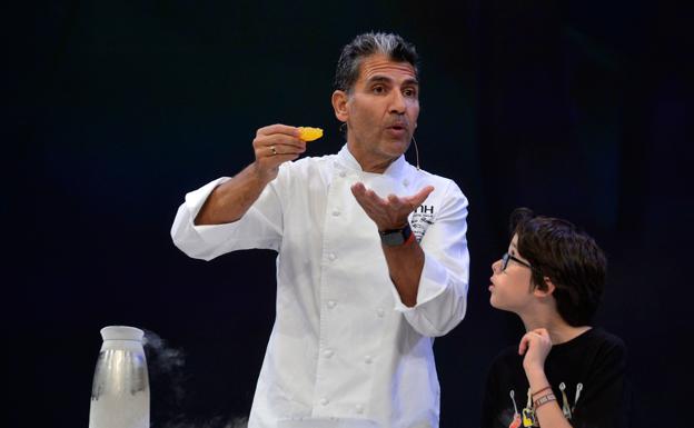 Paco Roncero enseña sus técnicas culinarias a los más jóvenes