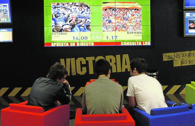 Siete de cada diez jóvenes de entre 15 y 23 años admiten que han realizado apuestas deportivas