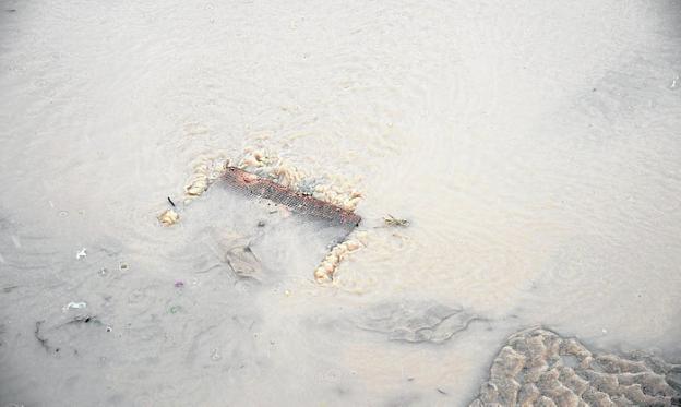 Medio Ambiente investiga un posible vertido de aguas fecales desde Los Alcázares