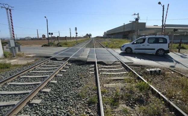 Adif licita la redacción del proyecto para suprimir el paso a nivel de Pozo Estrecho