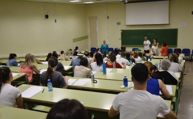 Los sindicatos denuncian el retraso en la convocatoria de las oposiciones de profesor