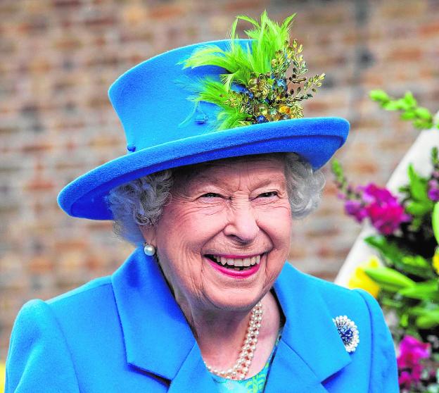 Isabel II busca asistente personal competente