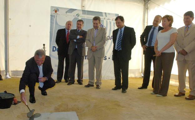 Una juez ya investiga a Valcárcel por un presunto fraude en la desaladora