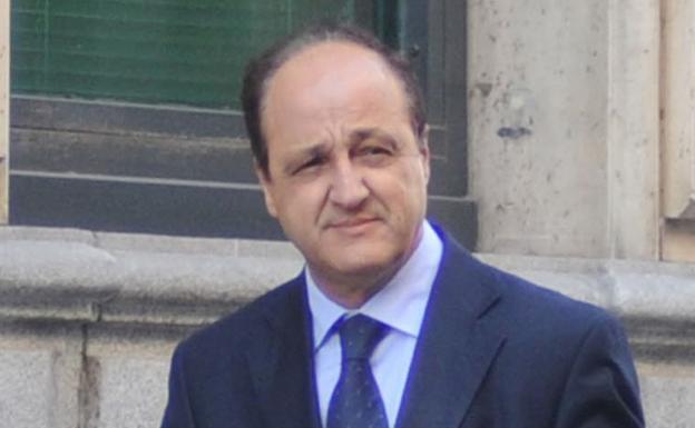 El letrado De Ramón se persona en la causa de la desaladora para realizar un 'marcaje' a Valcárcel