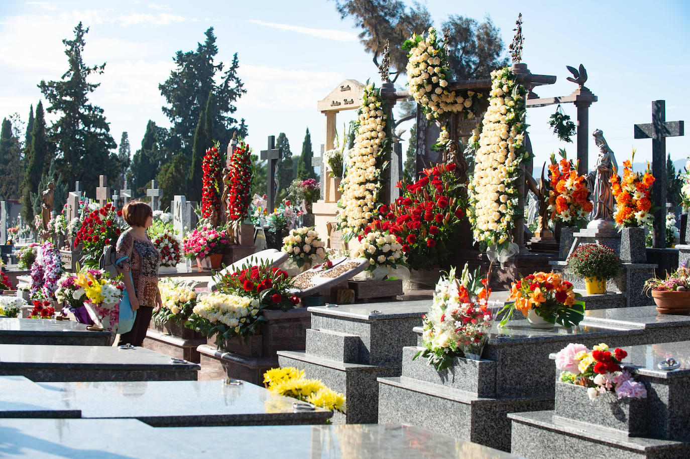 Cementerios llenos de flores y oraciones en Murcia