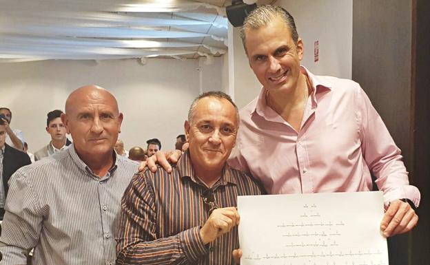 Ortega Smith recibe su árbol genealógico, en el que figura su descendencia muleña