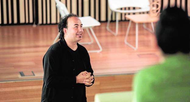 José Ramón Calvo: «El camarero no solo transporta un plato, sino también una emoción»