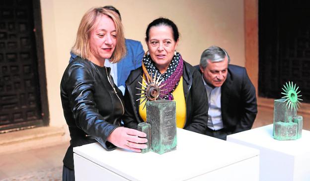 La artista Lola Arcas, autora de los trofeos del festival flamenco