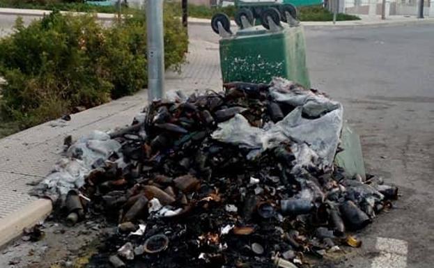 Albudeite amanece con siete contenedores quemados durante la madrugada