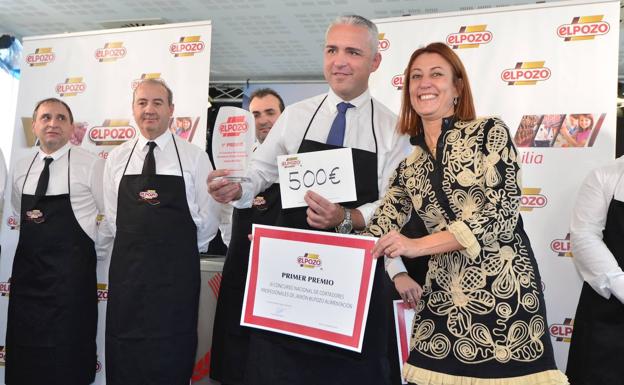 Carlos Muñoz: «El secreto para cortar el jamón fino es hacerlo con cariño»