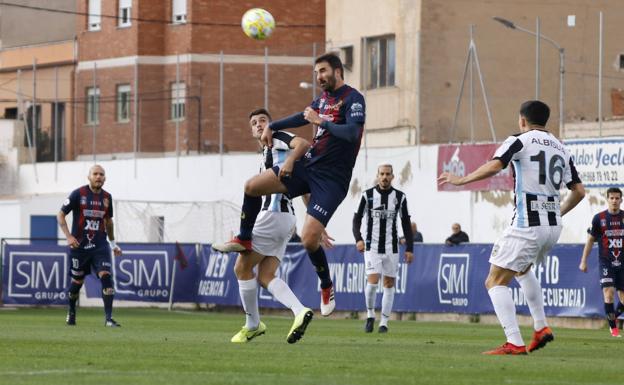 Héctor Camps sostiene arriba al Yeclano