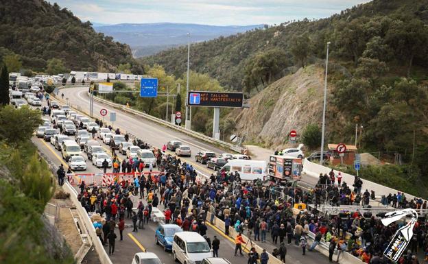 El transporte pierde 4 millones al día por los cortes en Cataluña