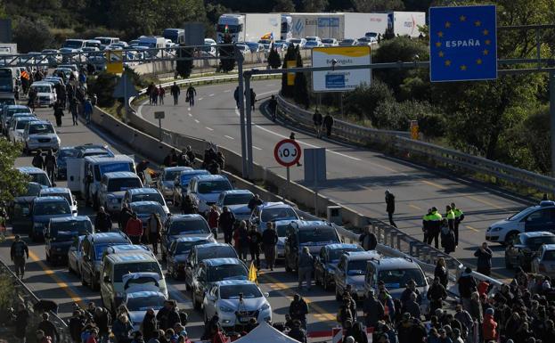 Froet cifra en 10 millones de euros las pérdidas diarias de los transportistas por el corte de la AP-7