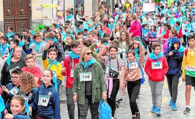 Los escolares caminan para alertar sobre la diabetes