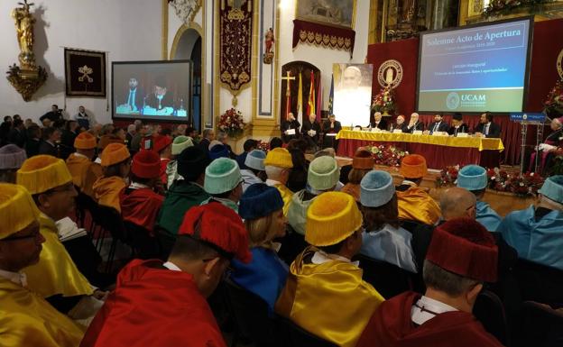 Mendoza sella la paz con López Miras, pero insta al PP a «recuperar sus valores»