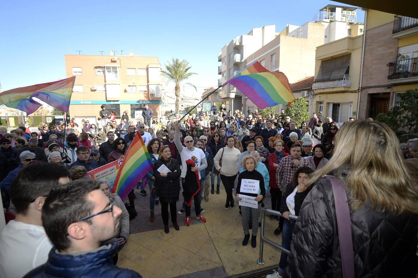 Algezares repudia las pintadas homófobas contra su alcalde pedáneo