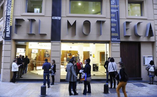 'Van Gogh de los campos de trigo bajo los cielos nublados'