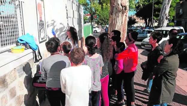 Restauran los cuatro murales del colegio José María Párraga en Murcia