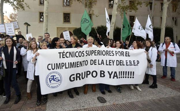 Los técnicos superiores vuelven a pedir esta tarde el cambio de su clasificación profesional