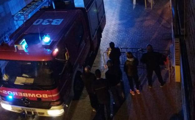 Arrojan un cóctel molotov a un edificio de okupas de la calle Balsas en Beniaján