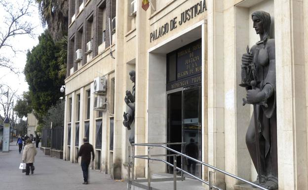 Tres acusados de estafar casi 2 millones de euros serán juzgados a partir de este miércoles en Murcia