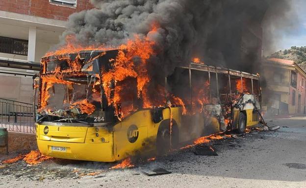 Arde en Ricote el autobús de la línea Blanca-Archena