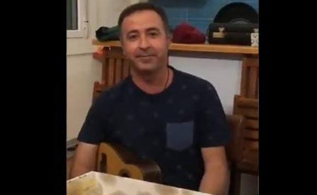 El alcalde de Aledo le pide «perras» para el municipio a Miguel Motas a ritmo de folclore