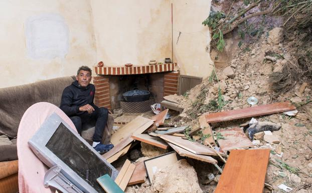 Siete familias, desalojadas tras un desprendimiento de rocas en la rambla de Torreagüera