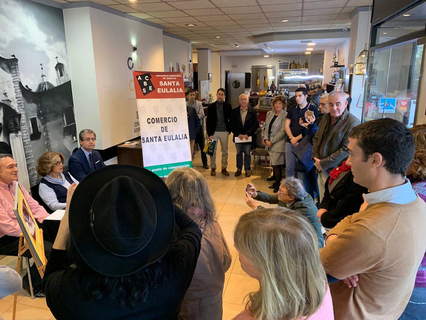 Los comercios del barrio murciano de Santa Eulalia se decoran con poesía