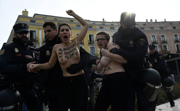 Activistas de Femen irrumpen en una marcha contra la ley de memoria histórica