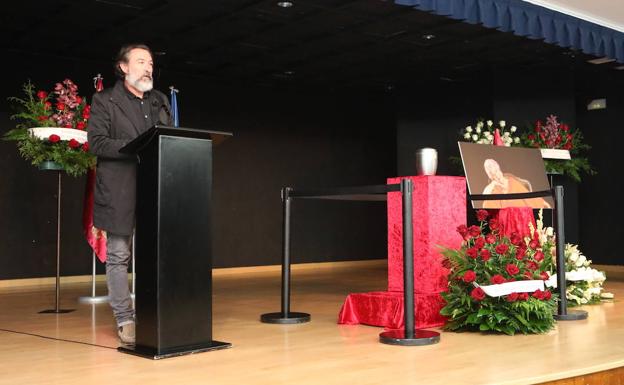 «Dale recuerdos a Paco», canta una cuadrilla en el funeral de Asunción Balaguer