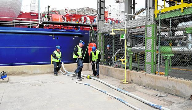 La llegada de gas al Puerto crece este año un 91% por el mayor uso en camiones y barcos