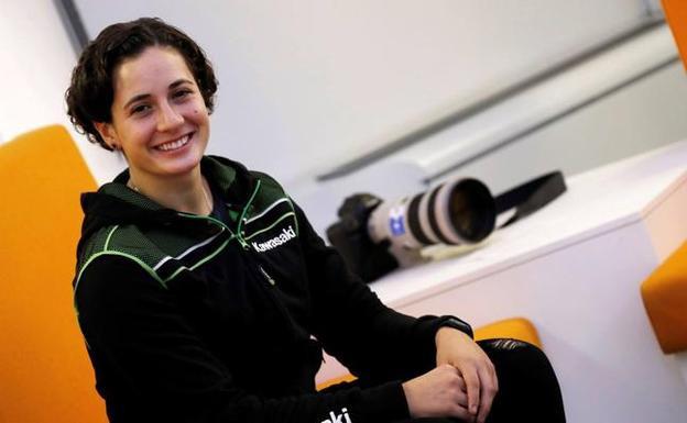 Ana Carrasco prueba la moto del campeón del mundo Jonathan Rea