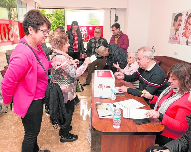 PSOE y PP se lanzan en la Región a la caza del militante perdido