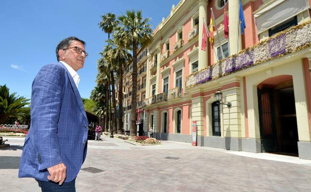 Serrano: «El PP no puede someter al Ayuntamiento de Murcia a una continua sombra de red clientelar»