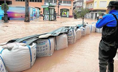 Sacos de yeso y carteles de 'se vende'