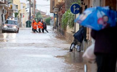 La DANA descarga con menos furia que en septiembre, pero se ceba con el Mar Menor