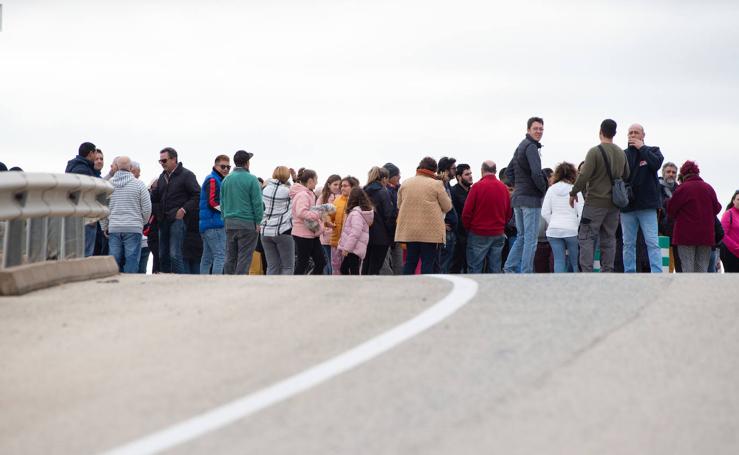 Vecinos de Los Alcázares cortan la AP-7