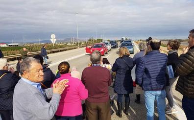 Varios centenares de vecinos cortan la AP-7 en Los Alcázares «cansados de inundaciones»