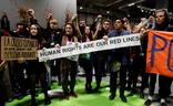 Varios de los cientos de jóvenes que ayer protagonizaron una sentada en Ifema, durante la Cumbre del Clima./Reuters