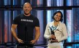 Los actores Vin Diesel y Michelle Rodriguez hablan en el escenario durante The Game Awards 2019./AFP