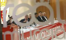 Francisco Tornel y los miembros de su Consejo, durante la última Junta de Accionistas del Real Murcia./edu botella / agm