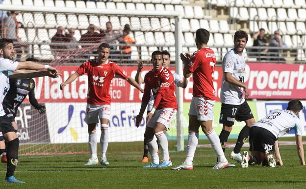 El Yeclano desnuda a un Murcia sin veneno