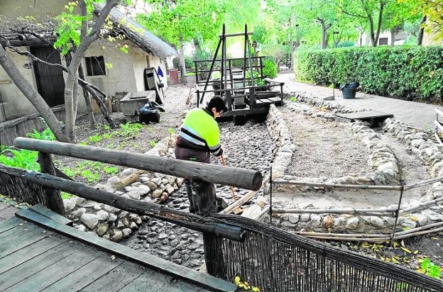 Acondicionan el lago y el entorno del belén viviente de El Raal