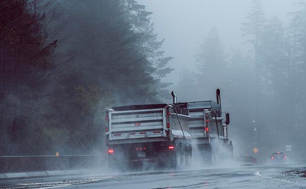 Lluvia, viento y nieve: los 8 consejos que necesitas para conducir tu camión