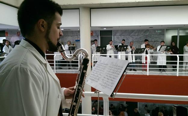 La música, 'terapia' navideña para los pacientes de los hospitales murcianos