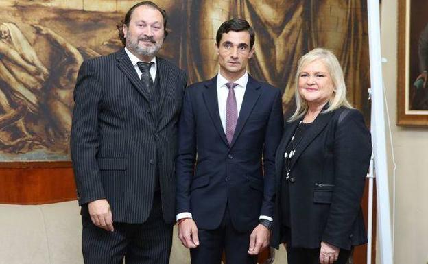Paco Ureña recibe tres premios por sus triunfos en Valencia durante esta temporada